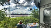 Dicke Pötte gucken – das Elbe-Camp am Falkensteiner Ufer in Hamburg.