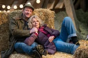 Kati (Christiane Bachschmidt) macht sich große Sorgen um Eva. Bernd (Martin Wangler) tut sein Bestes, um seine Frau zu trösten.