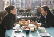Commissario Brunetti (Uwe Kockisch) und seine bezaubernde Gattin Paola (Julia Jäger) beim Frühstück.