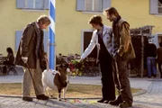 Ehe Maria sich versieht, hat Frau Gregor ihren Blumenstrauß verspeist. Von links: Xaver (Michael Schreiner), Maria Kirchleitner (Daniela März) und Gregor Brunner (Holger M. Wilhelm).