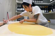 Köchin Gabriella bereitet die kleinen Wunder Italiens zu: Tortellini.