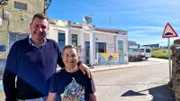 Sozialarbeiter Tomás Moreno Sánchez und die 84jährige Herminia Sansón.