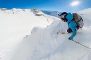 rec. Freeriden – Tödliches Risiko für den ultimativen Adrenalinkick Skisportler Sam Anthamatten fährt im Pulverschnee einen steilen Berghang hinab.