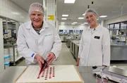 Ein Fruchtgummiaroma extra für den Vorkoster! Mit Anwendungstechnikerin Clara Brinckmann (r) macht Björn Freitag Fruchtgummi nach eigenem Geschmack.