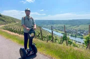 Johannes Zenglein erkundet die Weinberge an der Mosel.