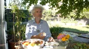 Landschaftsplaner Stefan Schmidt mit seiner Ernte.