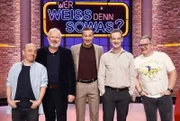Moderator Kai Pflaume (M.) und seine Rateteam-Kapitäne Bernhard Hoëcker (l.) und Elton (r.) begrüßen in dieser Sendung den Schauspieler und Autor Axel Milberg (2.v.l.) und den Schauspieler und Drehbuchautor Jörg Hartmann (2.v.r.).