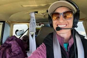 Jackie Burch liebt es, in ihrem selbstgebauten Flugzeug über Kalifornien zu fliegen.