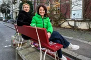 Mona mittendrin Macht statt Ohnmacht – Wie Frauen sich wehren Mona Vetsch (r.) mit Livia Boscardin (l.), Wen-Do-Trainerin für Selbstverteidigung und Selbstbehauptung 2025