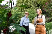 Denise Munk (Zoë Valks, r.) erklärt Nele Fehrenbach (Floriane Daniel, l.), wie man aus dem Wunderbaum Gift extrahieren kann.