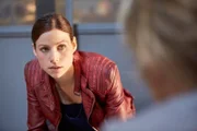 Als Cora von dem Millionenraub berichtet, will Jenny (Katrin Heß, l.) sich die Akte nochmal vornehmen.