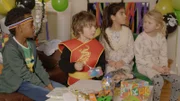 Youssef (Juel Taeame, 1.v.li.), Ceren (Ina Estela Jaklin, 3.v.li.) und Alice (Olivia Jørgensen, 4.v.li.) feiern mit Hugo (Peter Mortensen, 2.v.li.) Geburtstag.
