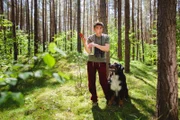 Tief im Wald ist Fritz Fuchs (Guido Hammesfahr) mit Keks auf der Jagd nach Vogelstimmen.