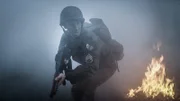 Dramatische Nachstellung eines Mitglieds (Schauspieler Mac Faoro) der Kompanie K, das sich auf ein brennendes Wrack zubewegt, um das Blutplasma und einen verletzten Flieger zu retten.