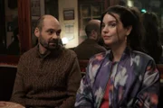 Niels Jensen (David Dencik) trifft in einer Bar auf Olga (Dia Jovanovic).