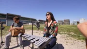 Jörg Mikula(Percussion) und Özlem Bulut(Stimme, Glockenspiel) von der Özlem Bulut Band bei den Dreharbeiten zu Sound of Vienna in der Trabrennbahn Krieau