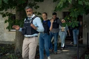 Sami (Neil Malik Abdullah, l.), Charlotte (Cheyenne Pahde, 2.v.l.), Umut (Uğur Ekeroğlu, 3.v.l.), Nehir (Bayan Layla, 2.v.r.) und Anastasia (Luise Emilie Tschersich, r.) befinden sich in der Gewalt des Geiselnehmers.