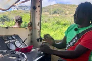 St. Clair, einer der drei Lokführer der St. Kitts Scenic Railway, muss sich konzentrieren: die Druckluftbremse ist ausgefallen.