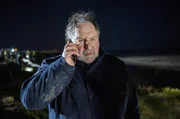 Der Auricher Polizeichef Martin Büscher (Wolf Bachofner) im nächtlichen Einsatz auf Langeoog bei der Suche nach Marvin Claudius