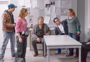 ARD HEITER BIS TÖDLICH - MORDEN IM NORDEN, III. Staffel der Krimiserie am Vorabend mit 8 neuen Folgen, Folge 40 "Sprengstoff" am Dienstag um 18.50 Uhr im Ersten. Sprengmeisterin Mia (Jennifer Ulrich, 2.v.l.) droht, die gesamte Mannschaft in den Tod zu reißen, sollten sie nicht dafür sorgen, dass ihr Freund Walad (Rahul Chakraborty, l.) in Deutschland bleiben kann (mit Veit Stübner, M., Ingo Naujoks, 2.v.r. und Marie-Luise Schramm, r.).