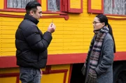 Lien (Nui Nguyen) kann nicht glauben, dass Leon (Joel Akgün) mit ihr in Saschas Zirkuswagen einsteigen will.