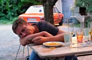 Die Nacht war lang: Toni Hasler (Leo Reisinger) schläft auf Franzls Geburtstagsfeier ein.