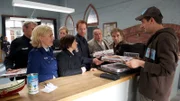 Im Revier liefert heute ein anderer Fahrer die Pizza für die SOKO-Kollegen Leena Virtanen (Li Hagman, l.), Katrin Börensen (Claudia Schmutzler, 2.v.l.), Kai Timmermann (Mathias Junge, 3.v.l.), Jan Reuter (Udo Kroschwald, 3.v.r.), Nils Theede (Jonas Laux, 2.v.r.) und Bernd Schönweitz (Marcel Glauche, r.) aus, denn Stammfahrer Lars Nibbecke wurde in der Nacht ausgeraubt und brutal erschlagen. Gezielt wurde er durch eine falsche Bestellung an einen einsamen Ort gelockt. Ein besonders kaltblütiger Raubüberfall, oder stecken hinter dem Mord persönliche Motive? (Rest: Komparsen)