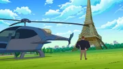Arnold landet mit dem Hubschrauber vor dem Eiffelturm.
