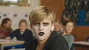 Kees (Ole Kroes) ärgert sich, dass seine Eltern jetzt auch Gothic sind.