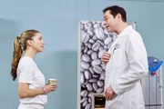 Dr. Philipp Brentano (Thomas Koch) hat das Angebot einer Klinik in Oslo angenommen. Er und seine Frau, Oberschwester Arzu (Arzu Bazman), haben in der Sachsenklinik gekündigt und stehen nun kurz vor ihrer Auswanderung. Beide freuen sich, wieder mehr Zeit für sich und ihre Familie zu haben, da die Arbeitsbedingungen in Norwegen bedeutend familienfreundlicher sind.