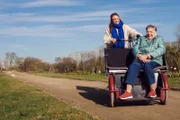 Caroline (32, l.) und Elisabeth (67) kennen das Gefühl von Einsamkeit in ihrem Leben, es entwickelt sich eine tiefe Freundschaft zwischen den beiden.