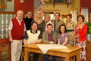 Von links, vorne: Harald Helfrich (Rolle: Manuelas Mann Rudi),  Thomas Mandl (Rolle: Charly) und Silke Popp (Rolle: Peggy); hinten: Egon Biscan (Rolle: Alfons Leitner), Flo Bauer (Assistent Inszenierung), Kristina Helfrich (Rolle: Anni), Mona Freiberg (Rolle: Monika Leitner), Christian Burghartswieser (Inszenierung), Sabine Oberhorner (Rolle: Manuela) und Traudl Oberhorner (Rolle: Frau Neubauer).