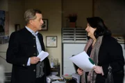 Monika ist gestresst und wimmelt Bürgermeister Schattenhofer ab. Von links: Lorenz Schattenhofer (Werner Rom) und Monika Vogl (Christine Reimer).