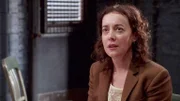 Schulleiterin Joanne Parsons (Jane Adams) verstrickt sich immer weiter in Ungereimtheiten.