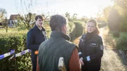 Das Polizistenduo Paula Moorkamp (Stella Hinrichs, r.) und Eddi Jansons (Gustavs Gailus, l.) befragen Niklas Vohl (Jochen Fahr, M.).