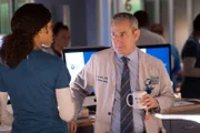 April Sexton (Yaya DaCosta) und Stanley Stohl (Eddie Jemison) +++ Die Verwendung des sendungsbezogenen Materials ist nur mit dem Hinweis und Verlinkung auf RTL+ gestattet.