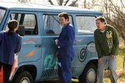 Flori und Nina sind stolz auf ihr neu gestaltetes Seniorenmobil. Von links: Nina Kreutzer (Andrea Schmitt), Florian (Tommy Schwimmer) und Ludwig Brunner (Martin Wenzl).