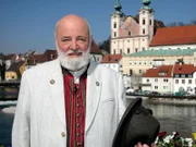 m Bild: Sepp Forcher vor der Stadt Steyr.