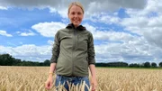 Gesa Langenberg bei der Feldkontrolle. Sie zeigt auf verschiedenen Plattformen ihr Leben und Arbeiten in der Landwirtschaft.