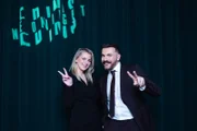 Edin Hasanovi? (r.) posiert mit seiner Gästin, der Podcasterin und Komikerin Laura Larsson (l.).