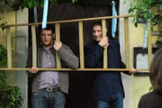 Flori und Ludwig verstecken schnell die Leiter, damit der Blumen-Schwindel nicht auffliegt. Von links: Florian (Tommy Schwimmer) und Ludwig Brunner (Martin Wenzl).
