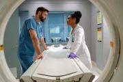 Dr. Max Goodwin (Ryan Eggold) und Dr. Helen Sharpe (Freema Agyeman).