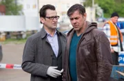 Lars (Ingo Naujoks, l.) und Finn (Sven Martinek, r.) beraten sich am Tatort.