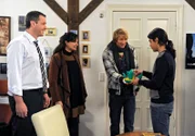 Torben, Anne und Mick verabschieden sich von Rajan, der sich für die Indienreise entschieden hat.