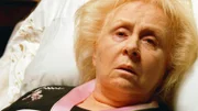 Virginia Harrington (Doris Roberts) wird mit Medikamenten in einen künstlichen Dämmerzustand versetzt. Wer hat ein Interesse daran, dass die Großmutter nicht mehr alles mitbekommt?
