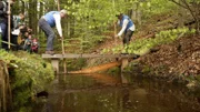 Öffnen des Schwemmkanals bei der feierlichen Eröffnung der Schwemmsaison in Jelení, Gemeinde Nová Pec.