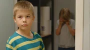 Marlon (Martin Evensen) bewahrt Sander (Leon Rørtveit Sølland, hi.) vor einer peinlichen Situation.