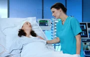 Alma Bachmann (Monika Oschek, li.) hat befürchtet, dass sie nach der OP nichts mehr hören kann und genau das ist eingetreten. Dr. Maria Weber (Annett Renneberg, re.) versucht der passionierten Sängerin beizustehen, doch das hilft wenig. Almas Leben hat keinen Sinn mehr.