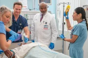 (l-r) Nurse, Josh Lawson als Dr Bruce, David Alan Grier als Dr Ron, Kahyun Kim als Serena.