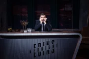 Edin Hasanovic am Schreibtisch seines Late-Night-Studios für "Edins Neo Night"